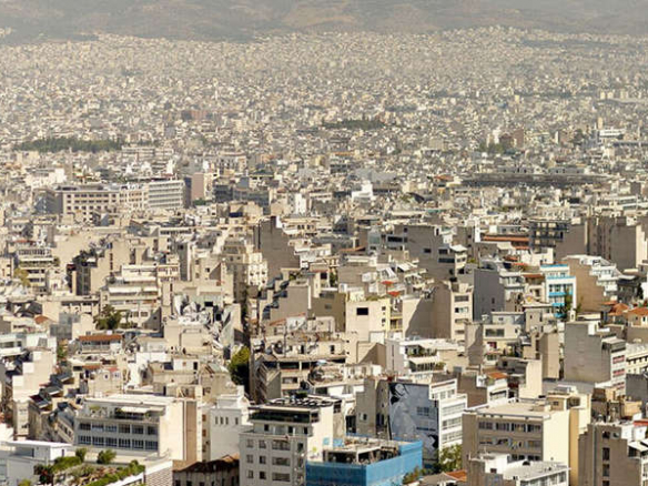 Πυκνοκατοικημένη αστική περιοχή με πολλές πολυκατοικίες, που εκτείνονται μέχρι τον ορίζοντα, με ελάχιστους χώρους πρασίνου ορατούς.