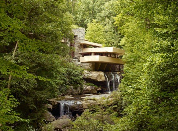 Η Fallingwater, μοντέρνο σπίτι σχεδιασμένο από τον Frank Lloyd Wright, χτισμένο πάνω από καταρράκτη και περιτριγυρισμένο από πυκνό πράσινο δάσος.