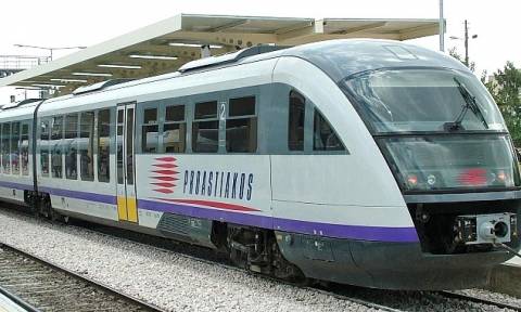 Συρμός του Προαστιακού Σιδηρόδρομου στον σταθμό των Αγ. Θεοδώρων, ο οποίος βρίσκεται σε απόσταση 2χλμ. από το συγκρότημα Σύγχρονων Διαμερισμάτων στους Αγ. Θεοδώρους, Κορίνθου, από την Hellenic Property.